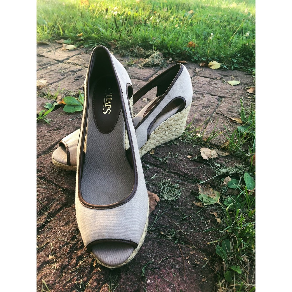 CHAPS HIGH HEELS, TAN WEDGES